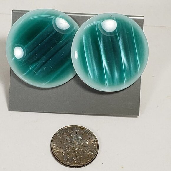 Women's Stunning Circle Green Stud Earrings - Eye-Catching and Elegant - Picture 6 of 7